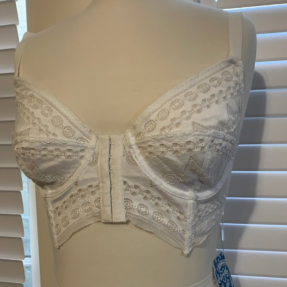 White lace front closure bra NWT